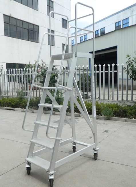 “鋁合金梯子，外面太危險，室外壽命只能一年”